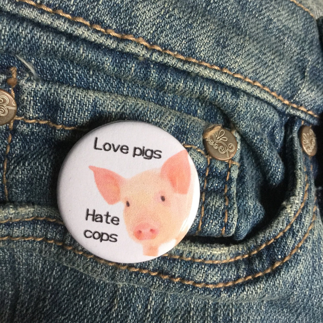 Love pigs Hate cops - Radical Buttons